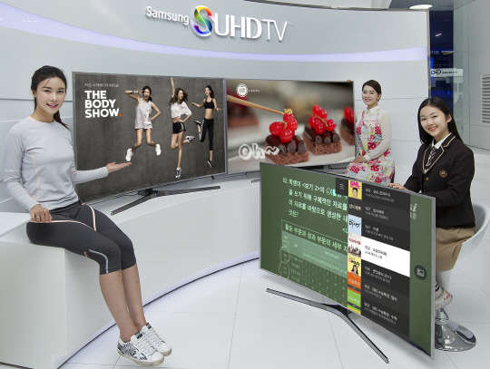 삼성전자 모델이 33개 채널을 추가로 볼 수 있는 스마트 TV 콘텐츠 서비스인 'TV PLUS'를 소개하고 있다.  삼성전자 제공